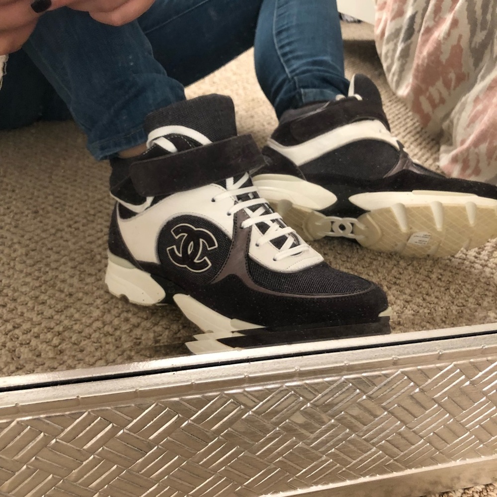 Authentic CHANEL Sneaker - Picture 4 of 8